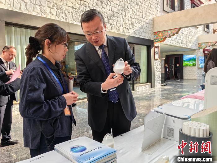 圖為簽約企業(yè)現(xiàn)場推介自己的產(chǎn)品?！≮w延 攝