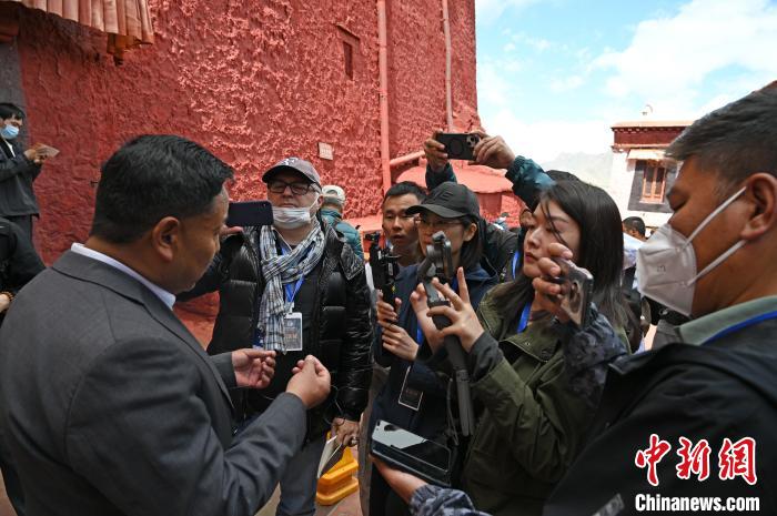 圖為中外媒體采訪布達拉宮管理處相關(guān)負責(zé)人?！≮w朗 攝