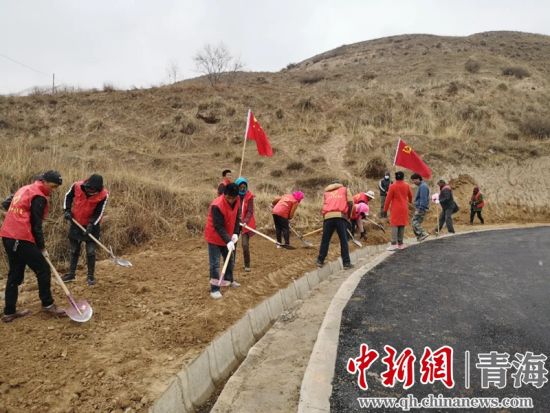 圖為尖扎干部職工生態(tài)建設和環(huán)境保護現(xiàn)場。尖宣 供圖