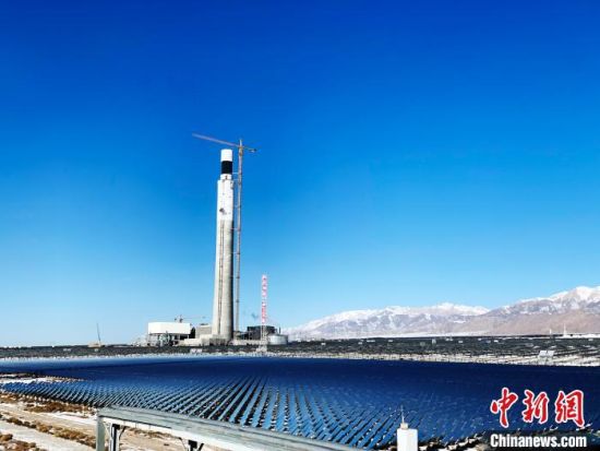 圖為地處柴達木盆地的光伏電站?！O?！z