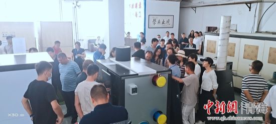 圖為行業(yè)內(nèi)人員進行項目參觀。 活動主辦方供圖