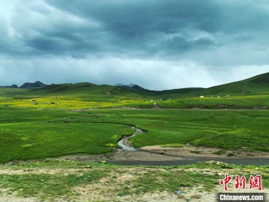 自2005年啟動三江源生態(tài)保護和建設(shè)工程以來，果洛州共治理黑土灘315.11萬畝，使果洛州生態(tài)環(huán)境15年來得到明顯好轉(zhuǎn)?！O睿 攝