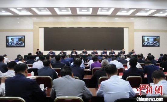 圖為青海省生態(tài)環(huán)境保護警示教育大會現(xiàn)場?！?zhí)砀！z 　　