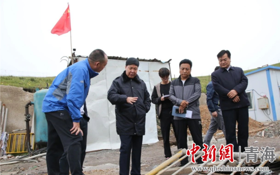 圖為黃南州有關(guān)領(lǐng)導(dǎo)現(xiàn)場(chǎng)踏勘、督導(dǎo)生態(tài)環(huán)保責(zé)任落實(shí)情況現(xiàn)場(chǎng)。黃宣攝