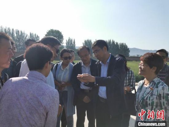 圖為杜德志在基層調(diào)研。受訪者供圖