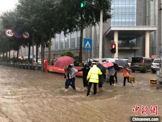 8月28日，青海省東部出現(xiàn)強(qiáng)降水天氣過程，其中西寧地區(qū)出現(xiàn)入汛以來雨量最大、強(qiáng)度最大的強(qiáng)降水過程。西寧交警供圖