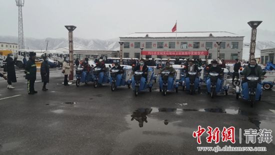 圖為環(huán)衛(wèi)設(shè)施集中發(fā)放儀式現(xiàn)場(chǎng)。甘恩超 攝