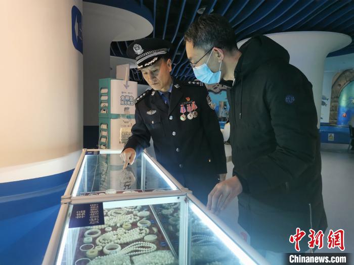 圖為森林警察為游客講解查獲這些象牙制品過程中發(fā)生的真實故事?！∥乃碱?攝