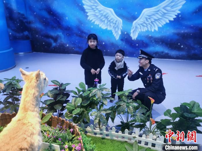 圖為森林警察為小朋友科普野生動物保護知識?！∥乃碱?攝