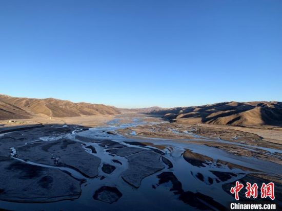 圖為三江源腹地，黃河流經(jīng)達日縣。（資料圖） 孫睿 攝 　　