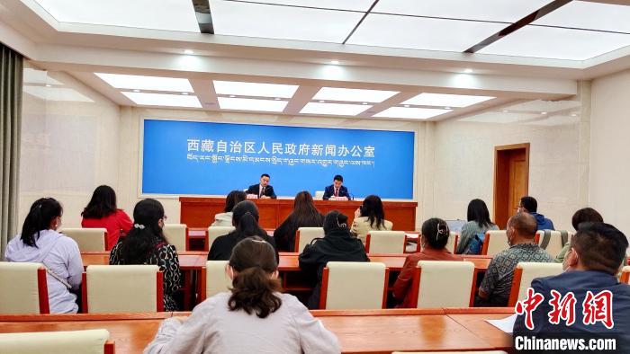 圖為西藏阿里地區(qū)在拉薩召開新聞發(fā)布會，發(fā)布西藏和平解放70年來阿里地區(qū)經(jīng)濟社會發(fā)展成就?！∝暽＠?攝