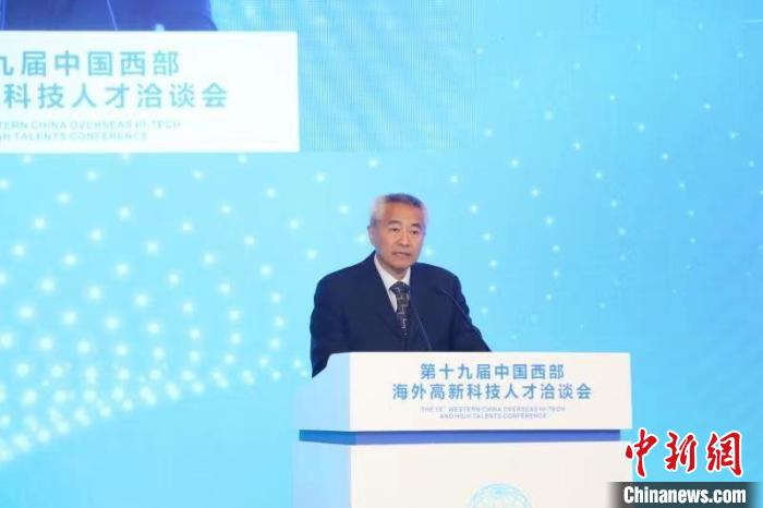 全國(guó)政協(xié)副主席、九三學(xué)社中央常務(wù)副主席邵鴻出席論壇并致辭。　四川省委統(tǒng)戰(zhàn)部供圖