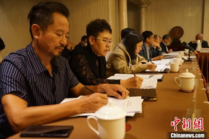 圖為座談會現(xiàn)場?！∨擞隄?攝