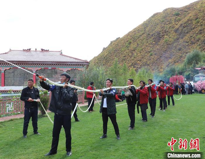 圖為護(hù)林員體驗架設(shè)水泵?！〔际猩窒乐ш?供圖