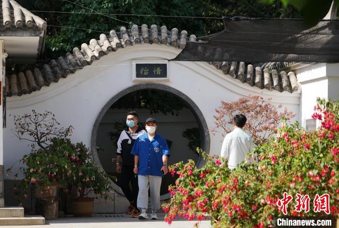 圖為市民在西寧園林植物園內(nèi)觀花賞景?！●R銘言 攝