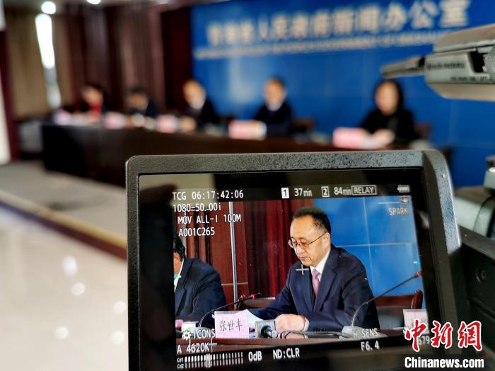 圖為青海省水利廳廳長張世豐參加新聞發(fā)布會?！?zhí)砀?攝