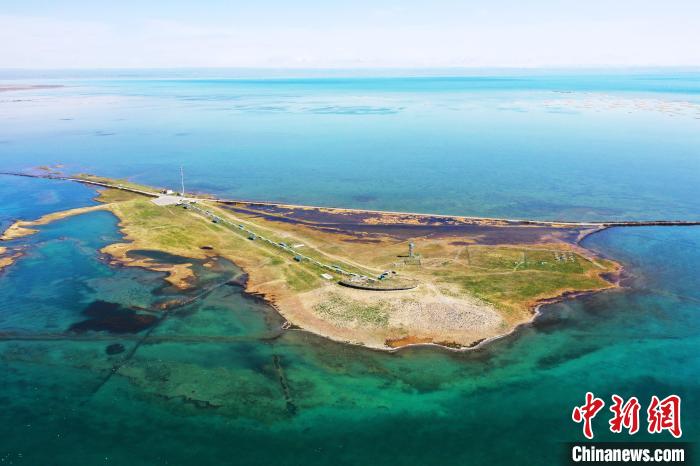圖為無人機航拍青海湖?！≮w海梅 攝