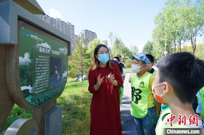 圖為小朋友在青海西寧湟水國(guó)家濕地公園內(nèi)學(xué)習(xí)濕地知識(shí)?！●R銘言 攝