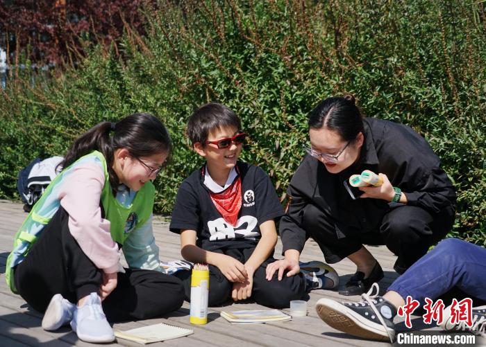 圖為小朋友在青海西寧湟水國(guó)家濕地公園內(nèi)認(rèn)識(shí)植物并進(jìn)行繪畫(huà)?！●R銘言 攝