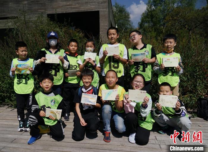 圖為小朋友展示學(xué)習(xí)成果?！●R銘言 攝