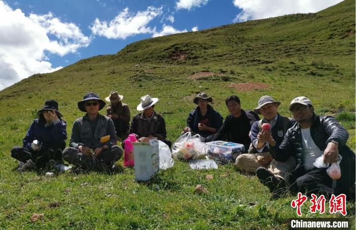科研團隊在熱魯盆地工作合影?！≈锌圃呵嗖馗咴?供圖
