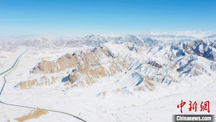 圖為無人機(jī)航拍高原雪景?！《继m縣融媒體中心供圖