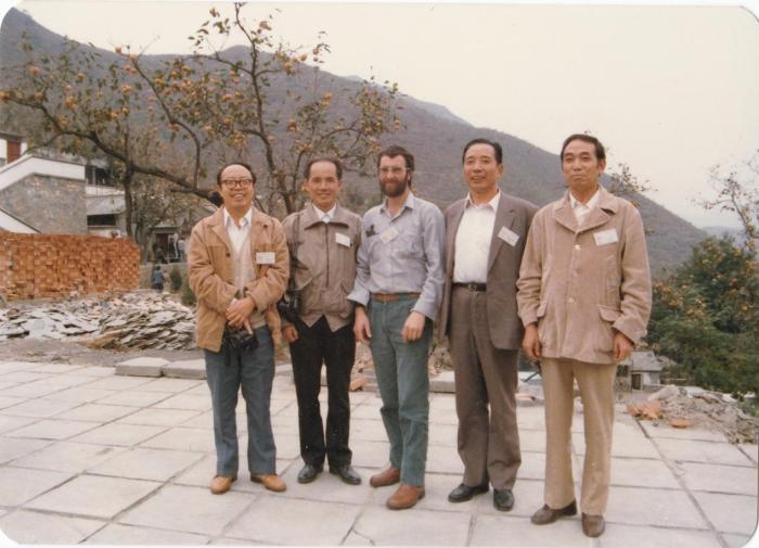 1987年早期脊椎動物國際研討會在中國舉行，劉玉海先生(右一)與中外同行專家合影?！avin Young(澳大利亞) 供圖