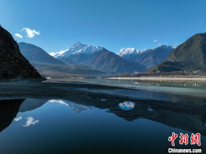 西藏林芝雅魯藏布江和遠(yuǎn)處的雪山?！《拘?攝