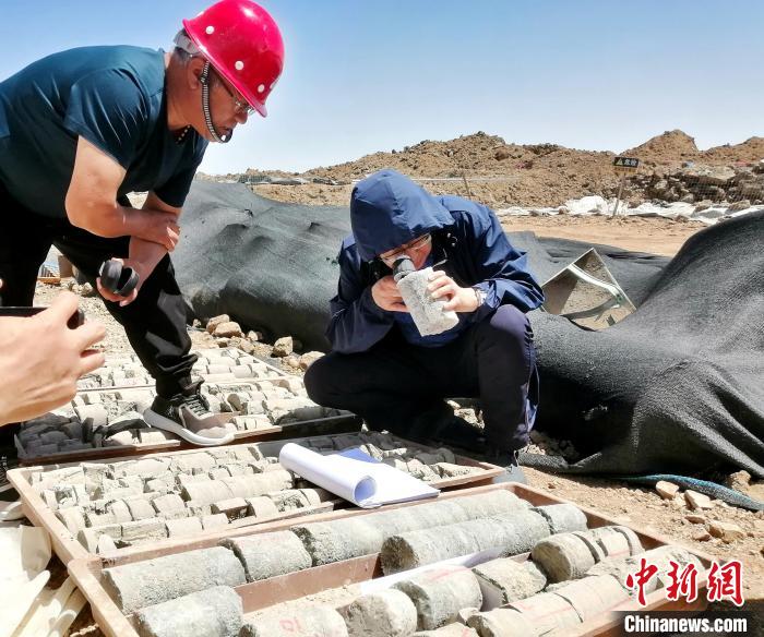 圖為地質(zhì)專家觀察含鹽地層。(資料圖) 柴綜院 供圖