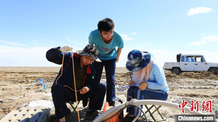 圖為專家測量鹽湖鹵水水位。(資料圖) 柴綜院 供圖
