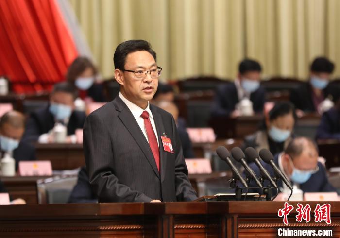 圖為青海省西寧市人民政府代市長石建平作政府工作報告?！∑钤鲚?攝