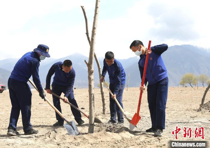 林芝市巴宜區(qū)森林消防中隊志愿服務(wù)隊正在平坑。　西繞拉翁 攝