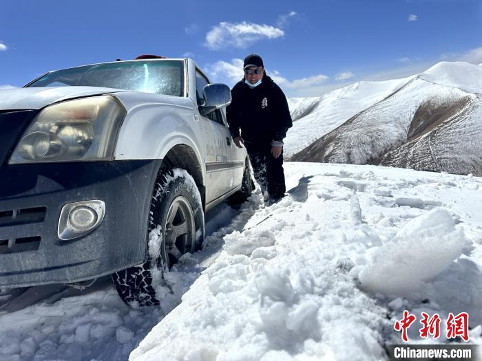 圖為生態(tài)管護(hù)人員準(zhǔn)備在雪地推車?！《“瓦_(dá)杰 攝