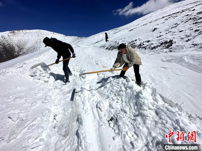 圖為生態(tài)管護(hù)人員在巡護(hù)道路上清雪。　丁巴達(dá)杰 攝