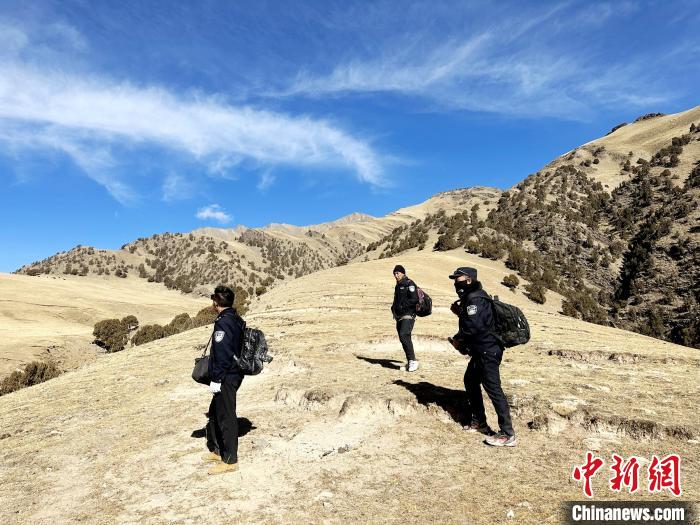 圖為生態(tài)管護(hù)人員開展巡護(hù)?！《“瓦_(dá)杰 攝