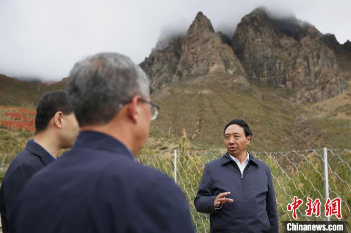 圖為西藏自治區(qū)人大常委會副主任、拉薩南北山綠化指揮部副總指揮江白(右)?！∝暣_ 攝
