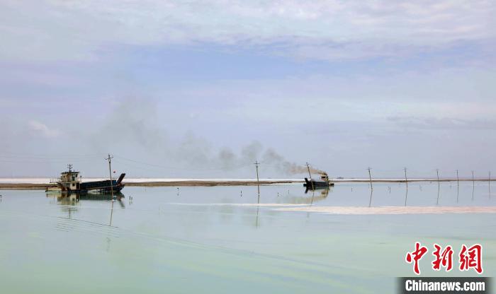 “天空之鏡”青海茶卡鹽湖：迎黃金旅游季，獨(dú)特景色引客來(lái)