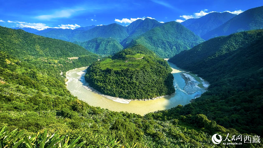 風(fēng)景秀麗、植被繁茂的西藏林芝市墨脫縣果果塘大拐彎。人民網(wǎng)記者 次仁羅布攝