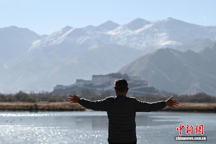 西藏：初冬“拉薩之肺”繪壯美畫卷