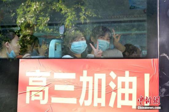 資料圖：2020年7月，廣西南寧沛鴻民族中學(xué)內(nèi)，高三學(xué)生乘坐高考專車前往考點(diǎn)。 中新社記者 俞靖 攝