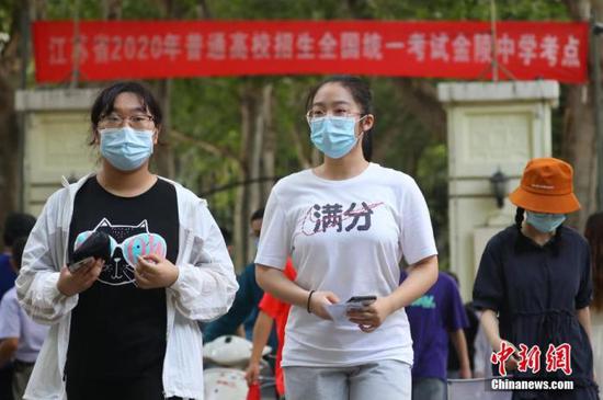 資料圖：2020年7月6日，江蘇南京一處考點(diǎn)，高考考生看完考場(chǎng)后走出考點(diǎn)。 中新社記者 泱波 攝