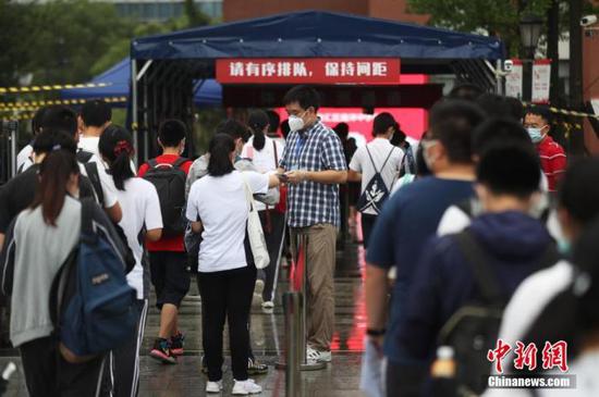 資料圖：2020年7月，上海考生步入高考考場(chǎng)。張亨偉 攝