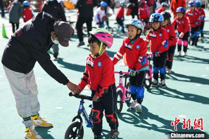 圖為拉薩市實驗幼兒園孩子們在教練的指導下練習滑步車?！『闻罾?攝