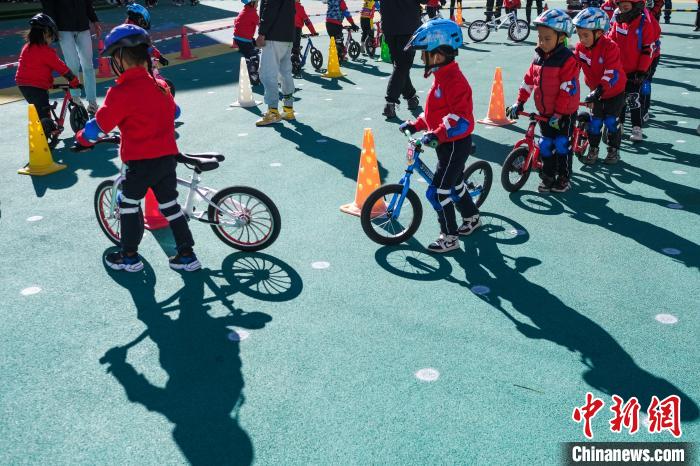 圖為拉薩市實驗幼兒園孩子們正在練習滑步車?！『闻罾?攝