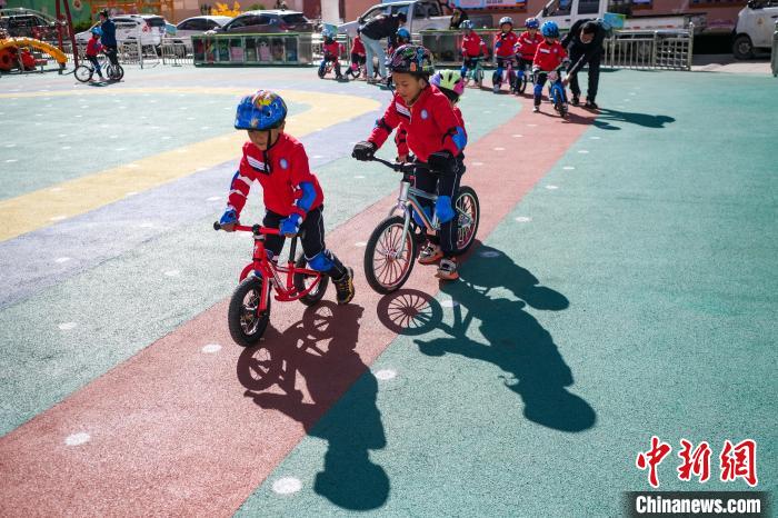 圖為拉薩市實驗幼兒園孩子們正在練習滑步車?！『闻罾?攝