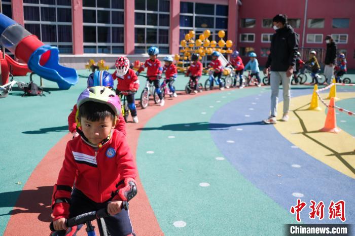 圖為拉薩市實驗幼兒園孩子們在教練的指導下練習滑步車?！『闻罾?攝