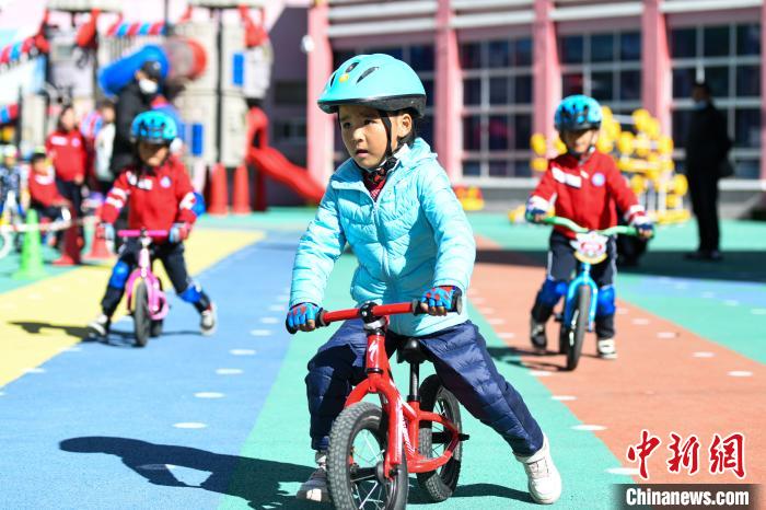 圖為拉薩市實驗幼兒園孩子們正在練習滑步車?！『闻罾?攝