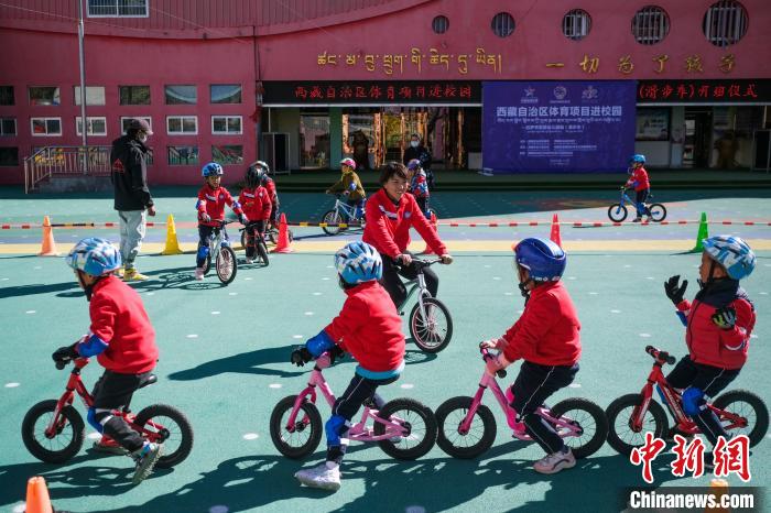 圖為拉薩市實驗幼兒園孩子們正在練習滑步車。　何蓬磊 攝