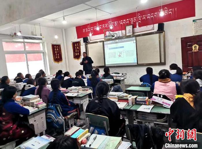 學(xué)生在免費輔導(dǎo)班上課?！∧岈敵?攝
