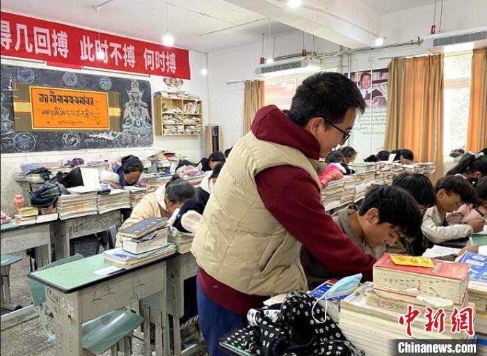 學(xué)生在免費輔導(dǎo)班上課?！∧岈敵?攝